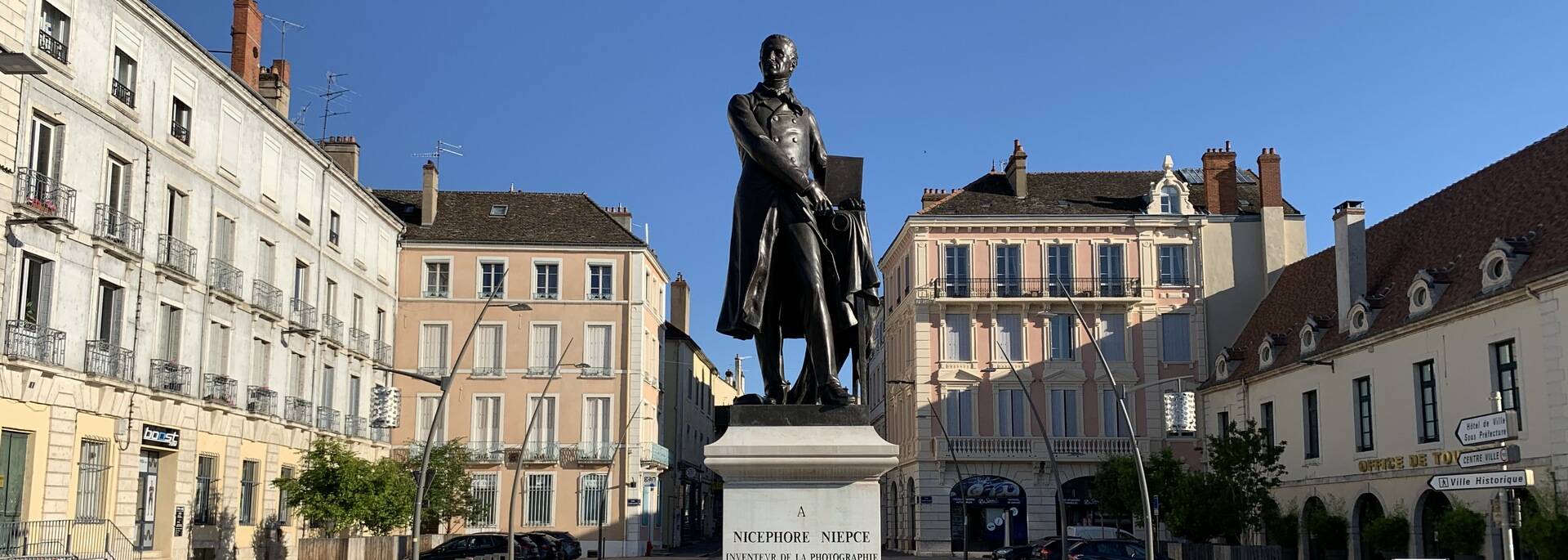 Place du Port Villiers Statue de Nicéphore Niepce